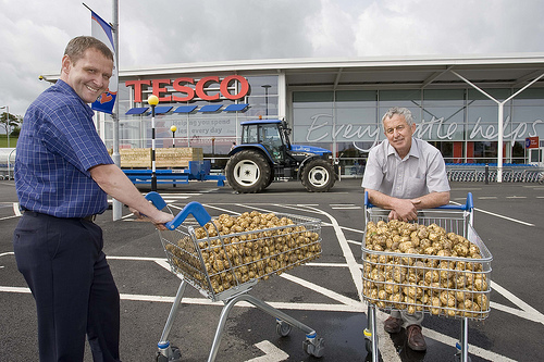 Tesco North Berwick Store Manager John Thompson and Robert Hardy